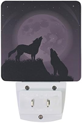 Naanle Conjunto de 2 dois lobos em pé de montanha uivando na lua cheia Galaxy Starry Auto Sensor Led Dusk To Dawn Night Light Plug in