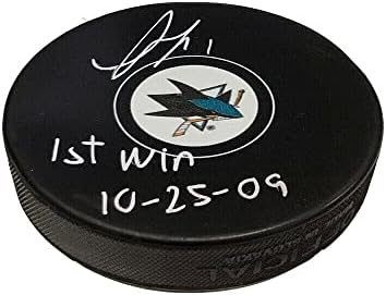 Thomas Greiss assinou e inscreveu San Jose Sharks Puck - 1ª vitória 25/10/09 - Pucks NHL autografados