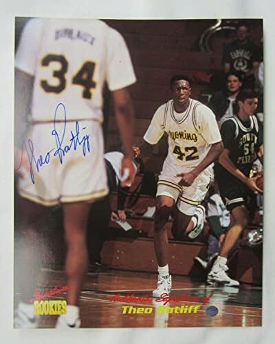 Theo Ratliff assinou o Autograph 1995 Signature Rookies 8x10 Basketball Card W - fotos autografadas da NBA