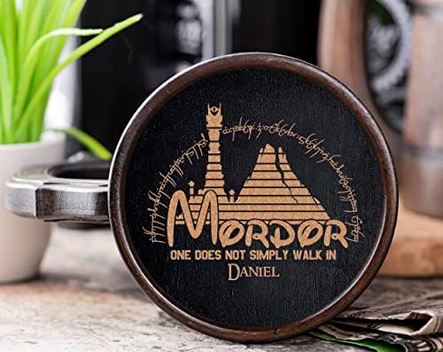 Mordor One não simplesmente caminha em caneca de madeira com tampa. Senhor toca presente. Caneca de cerveja personalizada.