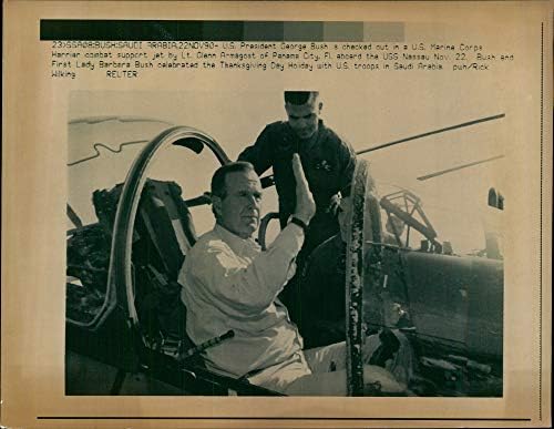 Foto vintage de George H. W. Bush checou em um Corpo de Fuzileiros Navais dos EUA.