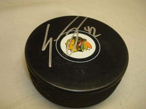 Gustav Forsling assinou o Chicago Blackhawks Hockey Puck autografado 1b - Pucks autografados da NHL