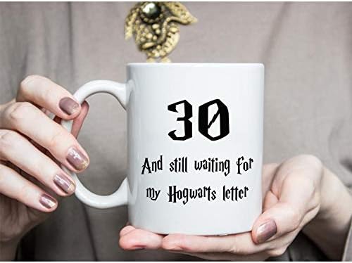 30 E ainda estou esperando minha caneca de carta de Hogwarts, 30º aniversário para homens, engraçado 1992 Presentes de aniversário de 30 anos 11 oz canecas de café para ele, amigo, pai, irmão, marido, avô, colega de trabalho
