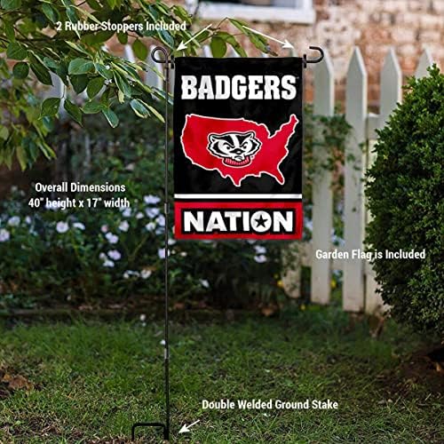 Bandeira do jardim de Badgers de Wisconsin com as estrelas e listras do país dos EUA e o conjunto de poste de bandeira dos EUA.