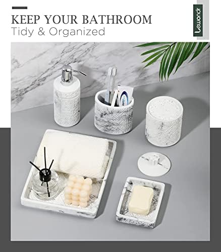 Conjunto de acessórios para banheiros de Lewondr, resina de 5 peças+bancada de banheira em relevo com bandeja de vaidade, sabão, sabão e dispensador de loção, algodão, porta -escova de dentes divididos - branco