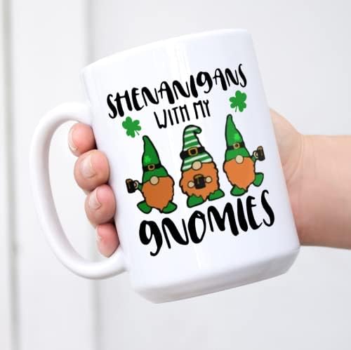 Travessuras com meus gnomies caneca do dia de St. Patricks