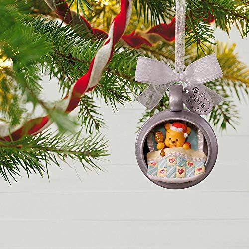 Ornamento de Natal da Hallmark Keetake 2018, datado, Disney Winnie the Pooh Baby's First Christmas, Metal