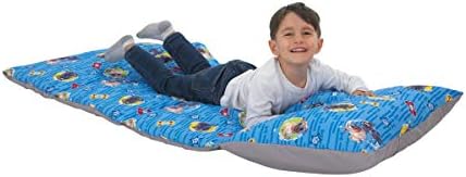 Disney para criança dobra tapete de soneca
