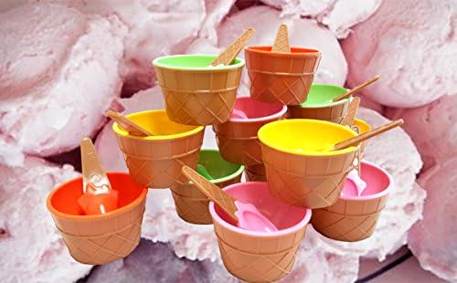 Copos de sorvete de plástico com colheres, tigelas de sobremesas festivas, cores variadas