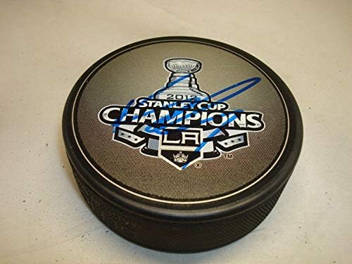 Kyle Clifford assinou Los Angeles Kings 2012 Stanley Cup Champs Hockey Puck 1A - Pucks autografados da NHL