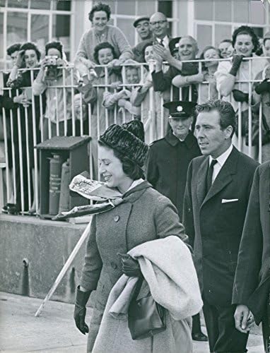 Foto vintage de pessoas se reuniram do lado de fora para ver a princesa Margaret e o conde de Snowdon.