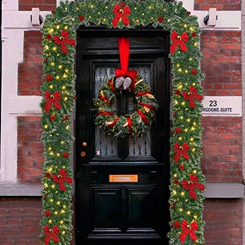 Garland de Natal de ATDAWN 9 pés, guirlanda prelit de bateria com pinheiros, bolas de Natal e arcos vermelhos, coleção de Natal com