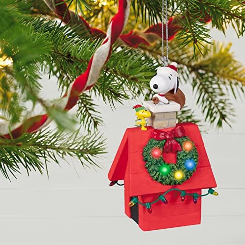 Hallmark Keetake Ornamento de Natal 2022, os Peanuts se acumulam no Housetop, Light and Sound