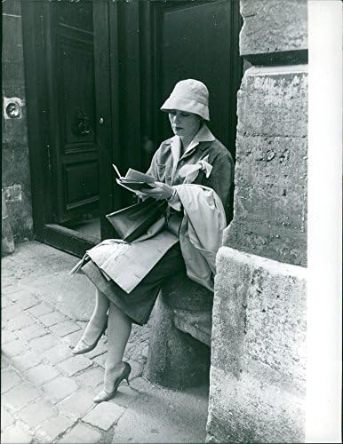 Foto vintage de Michele Morgan sentada de pernas cruzadas, Reading.