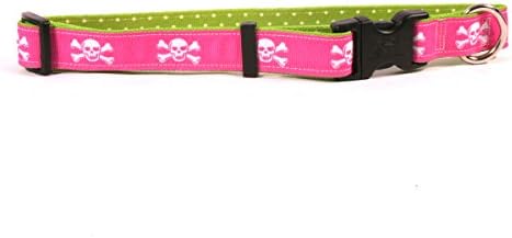 Design de cão amarelo crânios rosa em colarinho de polca verde, tamanhos de pescoço pequenos-3/4 de largura de 10 a 14