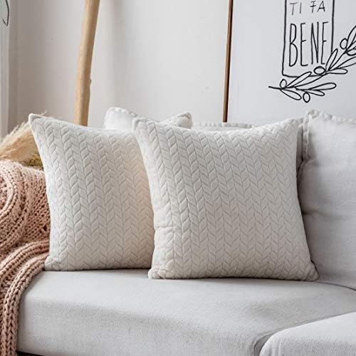 Ugasa Velvet Solid Solid Solid Decorative Pillow Capas de almofada de almofada para quarto de sofá, 2 pacotes, 18x18 polegadas, creme