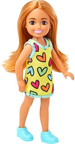 Boneca Barbie Chelsea, boneca pequena usando vestido e sapatos removíveis com estampa cardíaca com rabo de cavalo loiro e olhos azuis