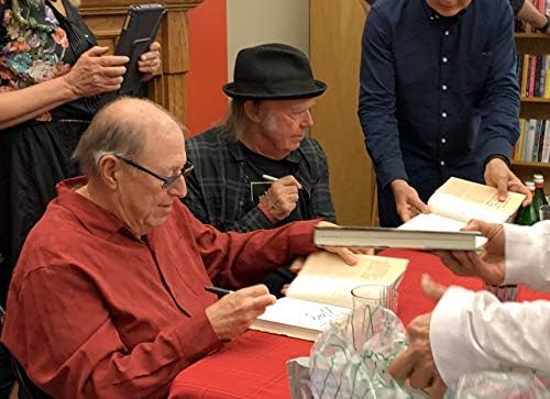 Neil Young assinou o livro para sentir a música com Phil Baker 1ª edição Beckett Coa