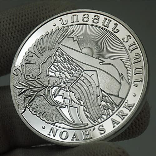 Moeda de lembrança banhada a prata da Armênia Transcaucasiana repousada em cima da moeda comemorativa de arte de padrões