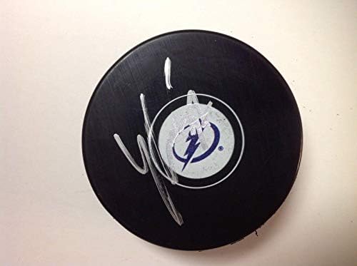Yanni Gourde assinou autografou o hóquei de Tampa Bay Lightning Puck A - Pucks NHL autografados