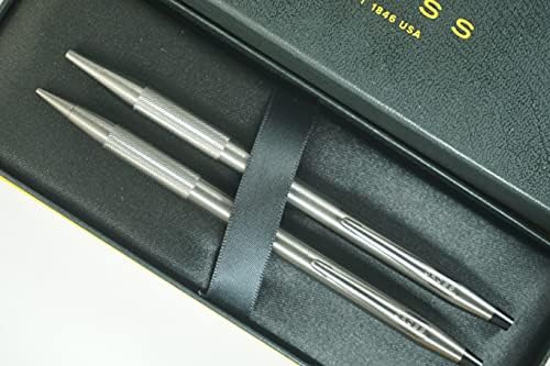 No Cross Cross Century Classic Titanium cinza acabamentos com uma faixa de diamante Cut Cut Micro-Knurl detalhando caneta de esfero