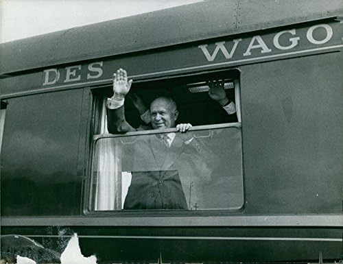 Foto vintage de Nikita Sergeyevich Khrushchev acenando no trem. 1960