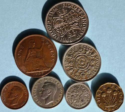 Conjunto de sete moedas colecionáveis ​​raras do Reino Unido / Grã -Bretanha - três deesepence de 1942, 1948, um xelim; Uma vez, de 1940, meia coroa de 1947 a 1962, um Pence de 1967, uma moeda de 2 xelim e uma moeda de seis centavos de 1966 ou ano anterior vem em uma bolsa de presente de velu