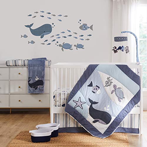 Levtex Baby - BOHO BAY CRIB BED STEP - Conjunto de viveiros de bebês - Marinha, azul, cinza e branco - Under the Sea - 5 Peças Conjunto inclui colcha, duas folhas ajustadas, decalque de parede e saia/pó de pó de pó