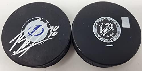 Brandon Hagel assinou autografado Puck Tampa Bay Lightning NHL Puck com cubo livre