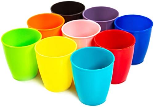 YounGever 8 onças de copos infantis, 9 xícaras de plástico para crianças em 9 cores variadas, 8 onças de crianças bebendo