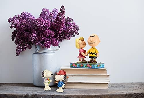 Amendoins Enesco por Jim Shore Snoopy segurando flores de primavera em miniatura em miniatura, 3 polegadas, branco