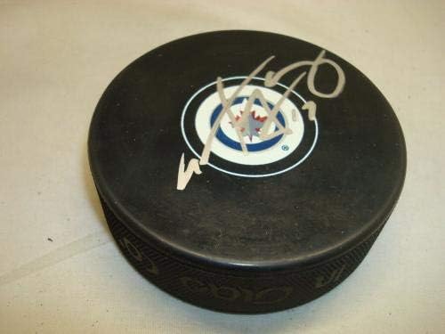 Adam Lowry assinou o Winnipeg Jets Hockey Puck autografado 1b - Pucks autografados da NHL