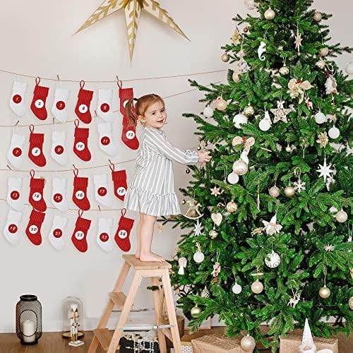 24 PCS Mini meias de Natal tricotar meias de Natal Pequenas meias penduradas com corda de adesivos, decorações de contagem regressiva de festa de Natal para enfeites de árvore de Natal