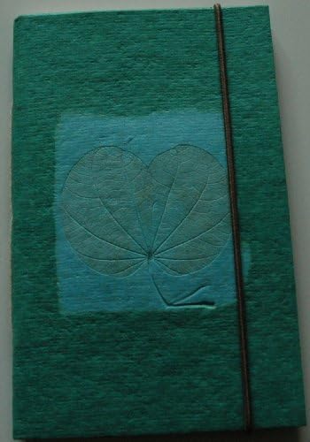 Caderno de bolso de bolso pequeno e verde notebook de bolso real em folhas reais no presente para folhas de folhas de folha