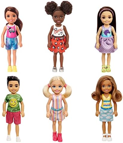 Boneca Barbie Chelsea, boneca pequena com cabelos pretos longos e retos e olhos castanhos em vestido removível e sapatos amarelos