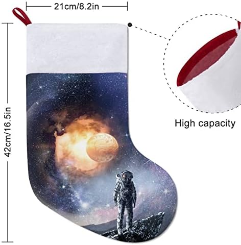 Space Hole Astronaut Funny Christmas Stocking com meias de natal de pelúcia curta para lareira pendurada na decoração de férias em