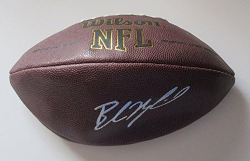 Baker Mayfield autografou Wilson NFL Football com prova, foto de Baker assinando para nós, Oklahoma Sooners, Heisman Trophy