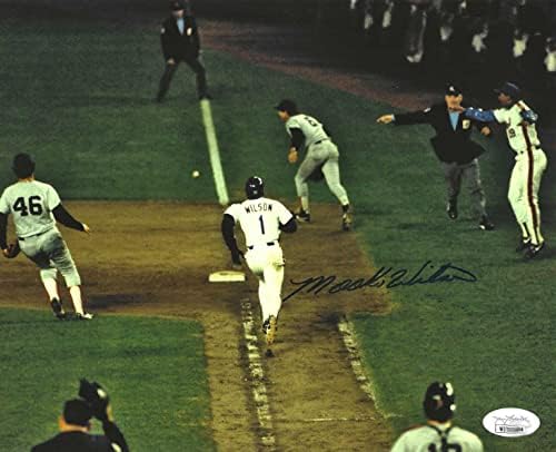 A estrela do New York Mets Mookie Wilson autografou a foto 8x10 do jogo seis da World Series de 1986