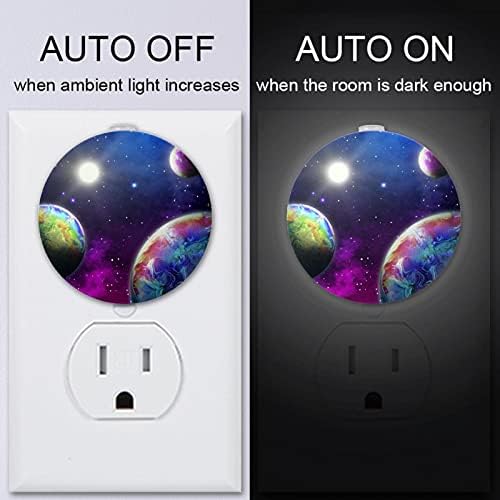 2 Pacote de plug-in Nightlight LED Night Light Abstract Planets in Space com sensor do anoitecer para o quarto para