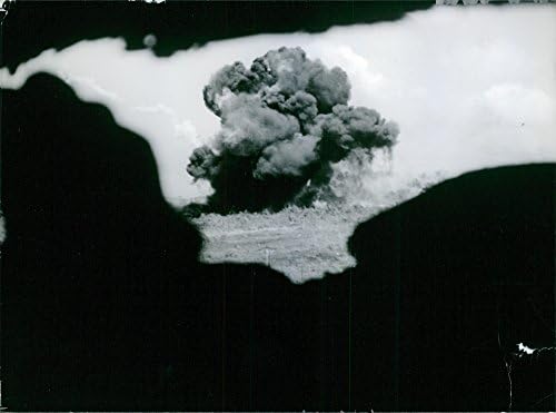 Foto vintage de grande explosão no Vietnã.