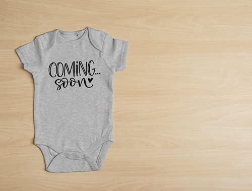 Everyday Hero Clothing Co. Anúncio da gravidez Tamanho de 0 a 3 meses: Em breve, anúncio para bebês para o Romper Family Gray. Menino menina