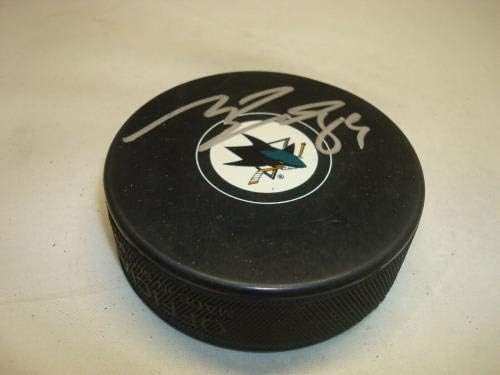 Mikkel Boedker assinou San Jose Sharks Hockey Puck autografado 1A - Pucks autografados da NHL