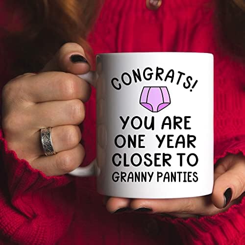 Mycozycups Parabéns Você está um ano mais perto da caneca de café da Granny Panties, presentes engraçados de aniversário para mulheres,