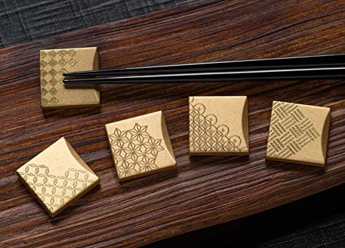 Kanazawa Gold Foil Ichi: Choquesticks da Lucky Maneki descansam 5 pequenas cristas.