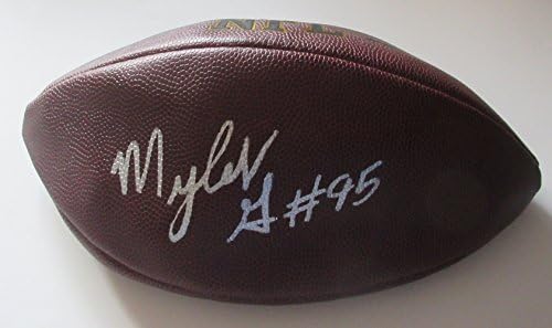 Myles Garrett autografou a Wilson NFL Football com prova, foto de Myles assinando para nós, Cleveland Browns, Texas A&M Aggies, 2017 NFL Draft, Top Prospect.