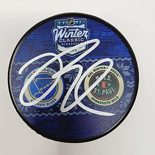 Jordie Benn assinou o Minnesota Wild 2022 Winter Classic NHL Logo Puck com cubo livre