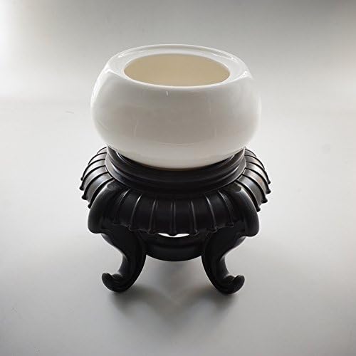 O pedestal de vaso esculpido de vaso plástico de plástico é preto.