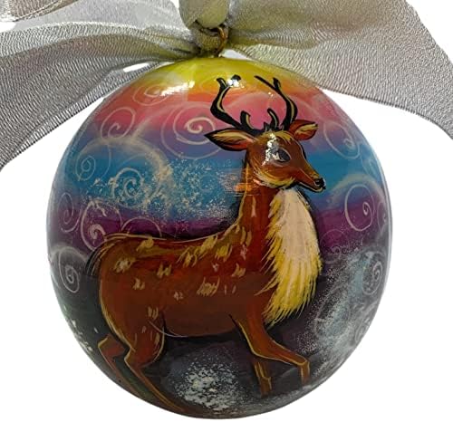 Pendurado na bola de árvore de Natal Snow Maiden esculpida e pintada por artesãos russos de São Petersburgo. Decoração da casa de férias. Cristmas e presente de ano novo.