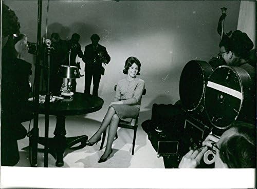 Foto vintage de Caroline Maudling sentada em uma cadeira enquanto ela posava para as câmeras.